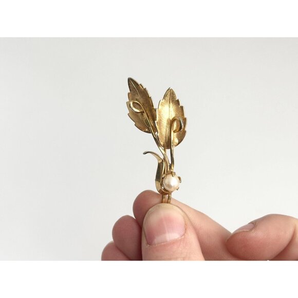 Gold Toned Textured Leaf Shaped Art Noveau Inspired Vintage Floral Brooch - Picture 5 of 9